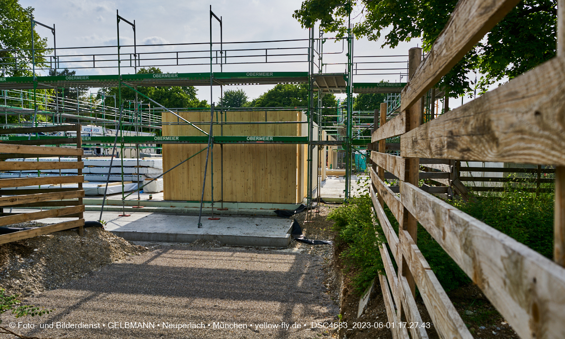 01.06.2023 - Neue Holzwände für das Haus für Kinder in Neuperlach in München
